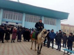 АУЫЛДАСТАРЫ АЙТЫСКЕРГЕ АҚ БОЗ АТ МІНГІЗДІ