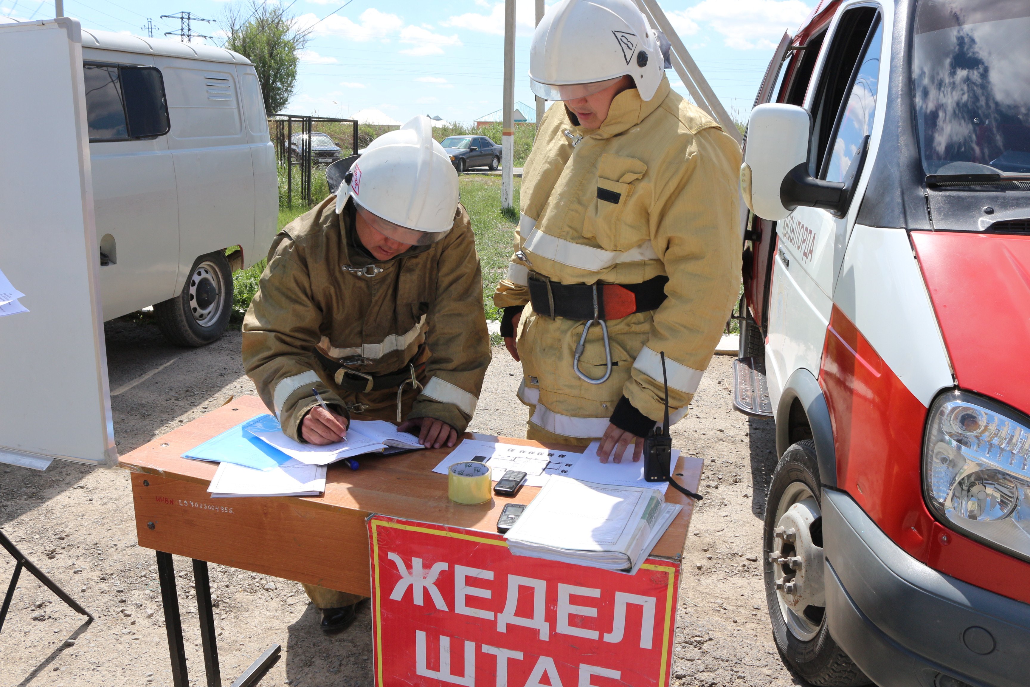 Төтенше жағдай. Төтенше жағдай презентация. Өрт қауіпсіздігі фото. Өрт сөндіруші деген не. Арнайы мал өртейтін машина.