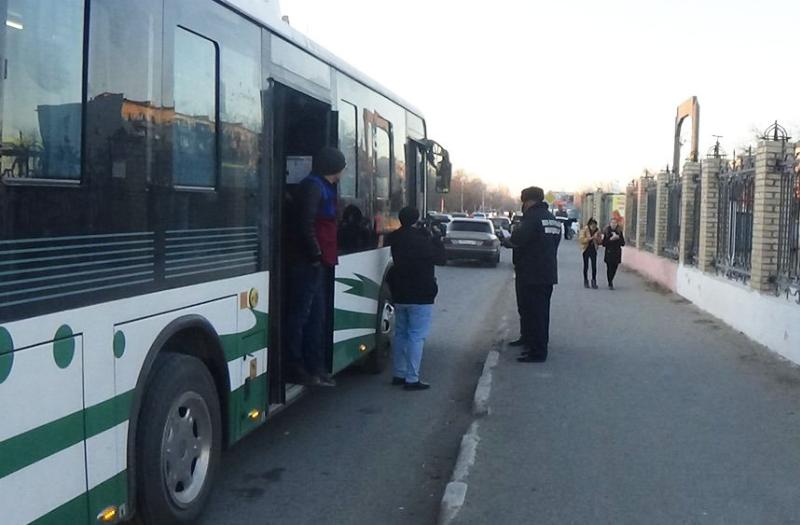 Ұялы телефонмен сөйлескен автобус жүргізушілері жазаланды