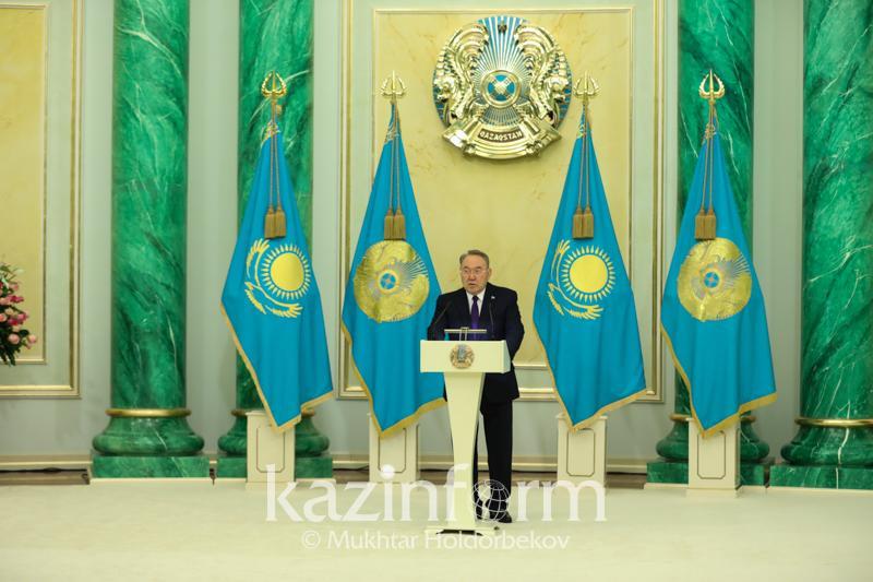Нұрсұлтан Назарбаев үздік қызметкерлерге мемлекеттік наградалар табыстады