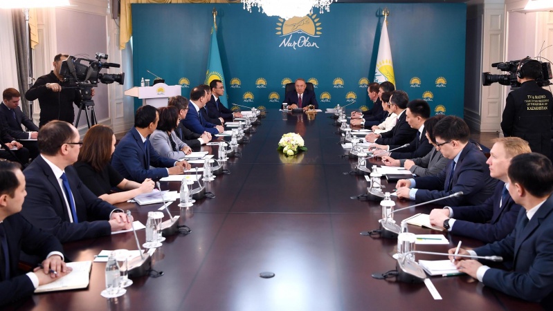 Назарбаев «Nur Otan» партиясының орталық аппаратында кеңес өткізді