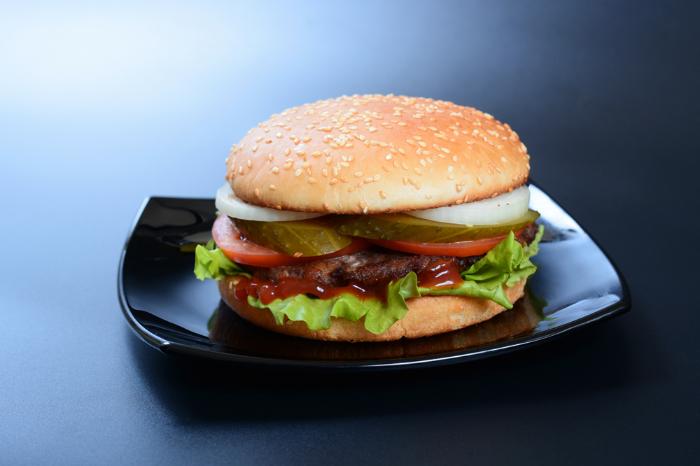Гамбургердің ер адамның жыныстық өміріне қауіп тудыратыны анықталды